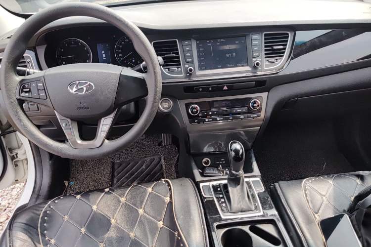 Used Hyundai Mistra 2016 1.8L Automatic Smart GLS Center Console