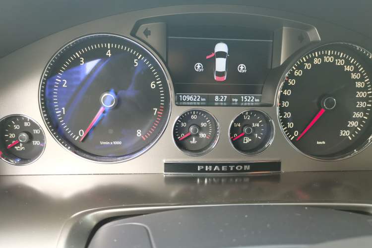 Used Volkswagen Phaeton 2009 4.2L V8 4-Seater Extended Executive Edition Odometer Close Up