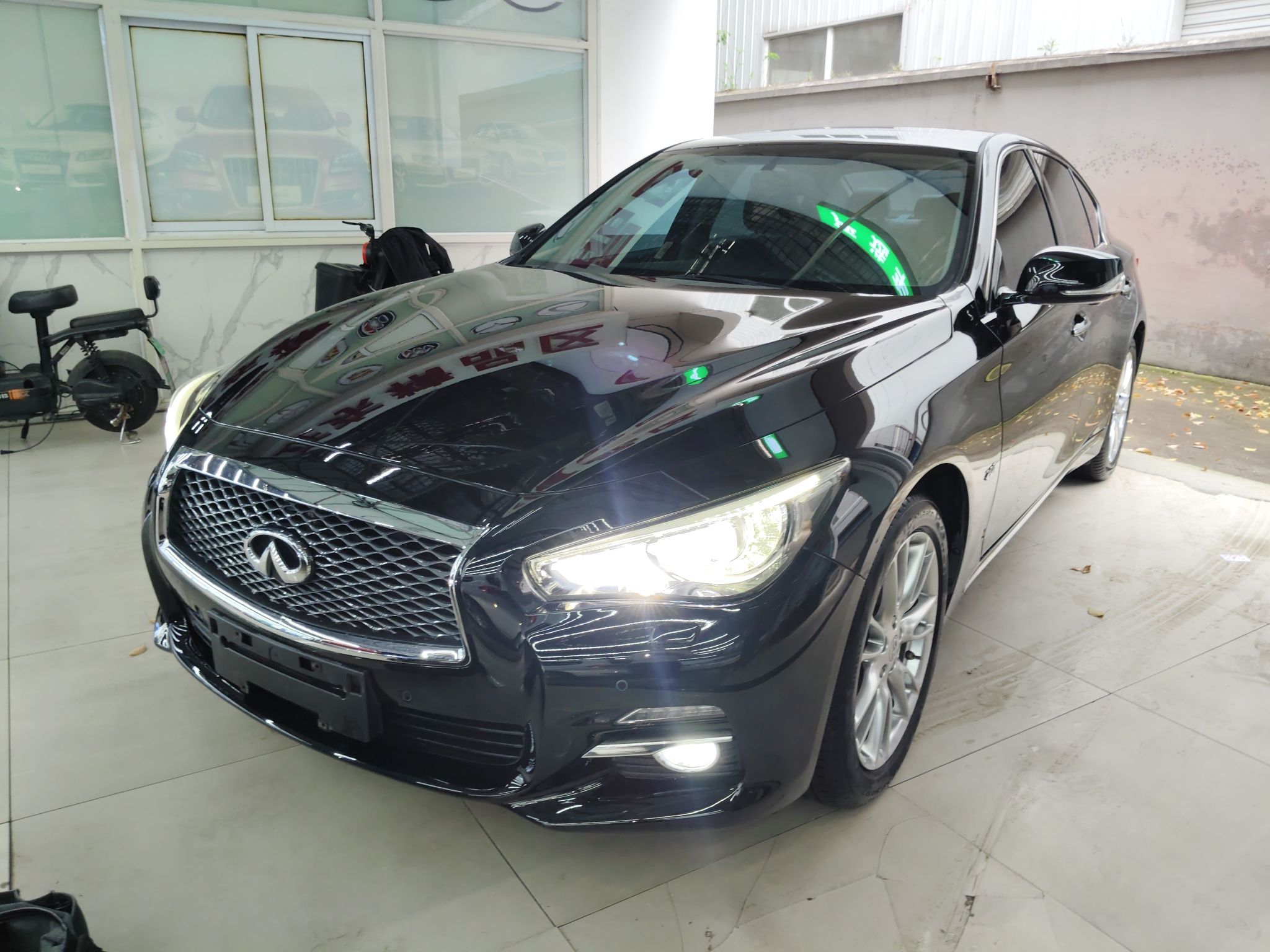 تحت مقدمة السيارة