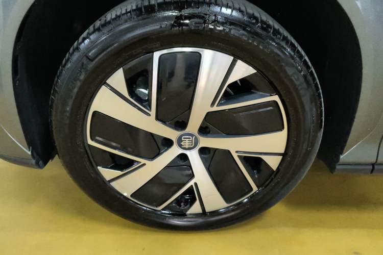 Used BYD Tang L 2025 EV with 670 km Range LiDAR and Premium Features Left Front Wheel Hub