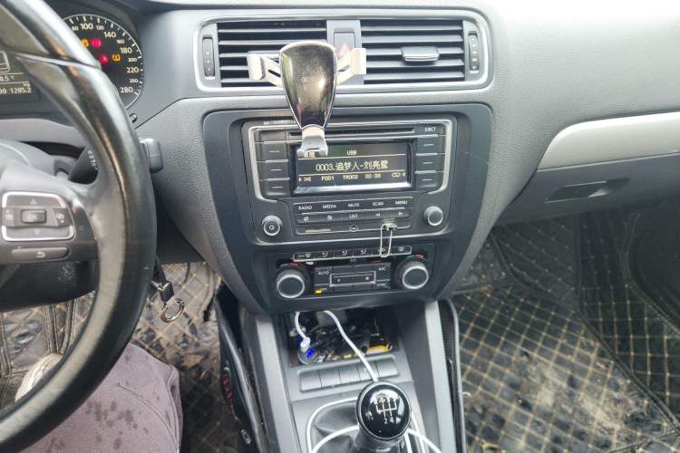 Used Volkswagen Sagitar 2012 1.4TSI Manual Luxury Model Audio And AC Panel