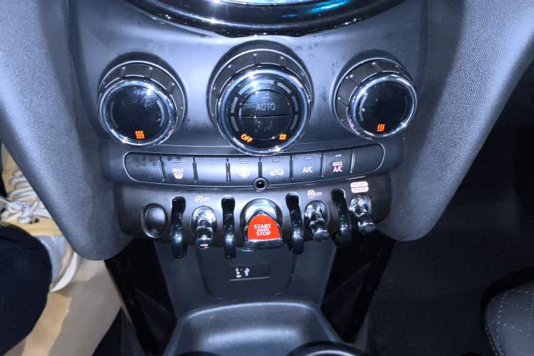 Used MINI 2022 Updated 1.5T COOPER Artist Five-Door Edition Audio And AC Panel