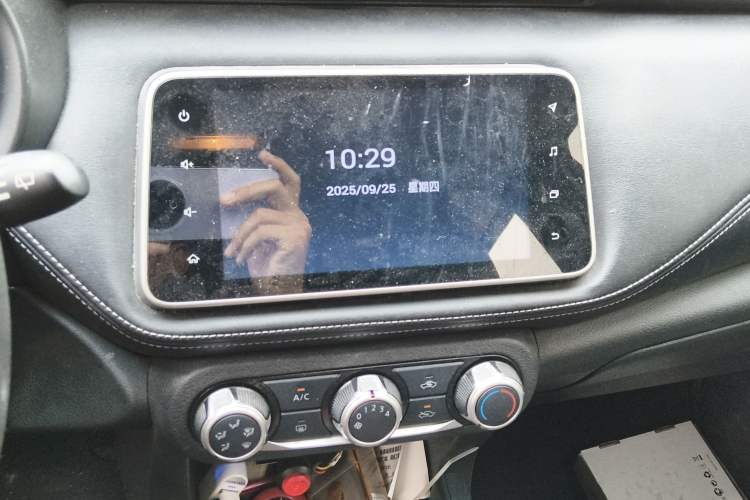 Used Nissan Kicks 2018 1.5L CVT Smart Connect Luxury Edition
