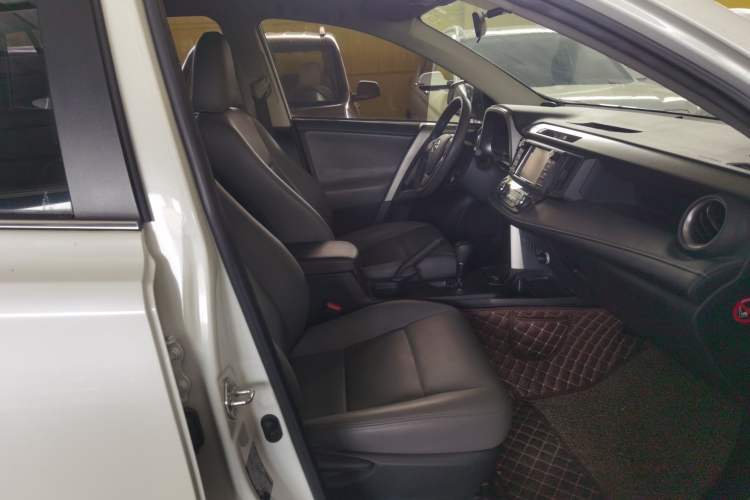 Used Toyota RAV4 2016 2.0L CVT Two-Wheel Drive Fashion Edition China V Standard
