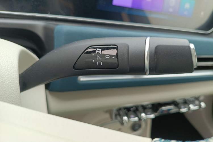 Used ORA Good Cat 2023 401 km Standard Range Luxury Version Lithium Iron Phosphate Gear Lever