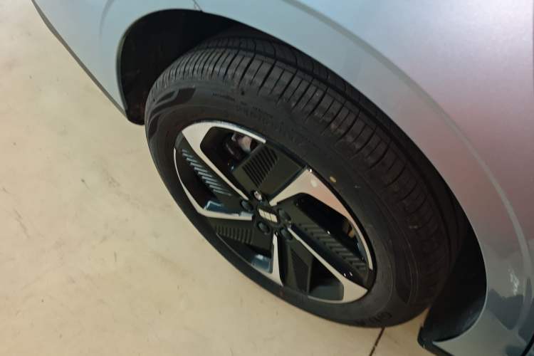 Used Geely Galaxy L6 2025 EM-i 140km Starship Edition Right Rear Wheel Hub