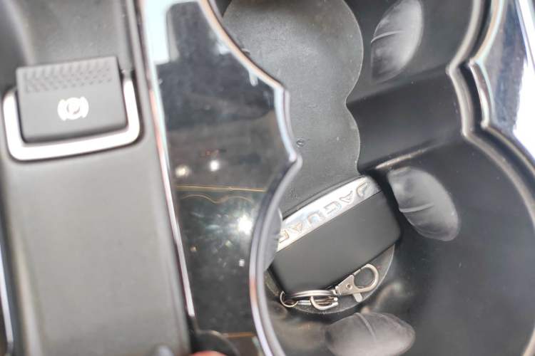 Used Jaguar F-PACE 2016 2.0T Two-Wheel Drive Urban Luxury Edition