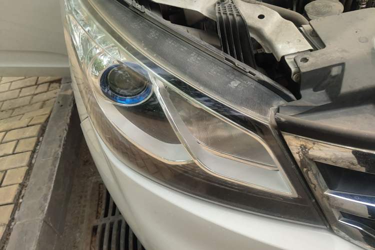 Used SAIC MAXUS G10 2016 2.4L Manual Elite Edition Right Front Headlight