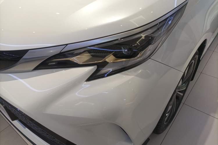 Used Toyota Granvia 2022 2.5L Hybrid Premium Edition
