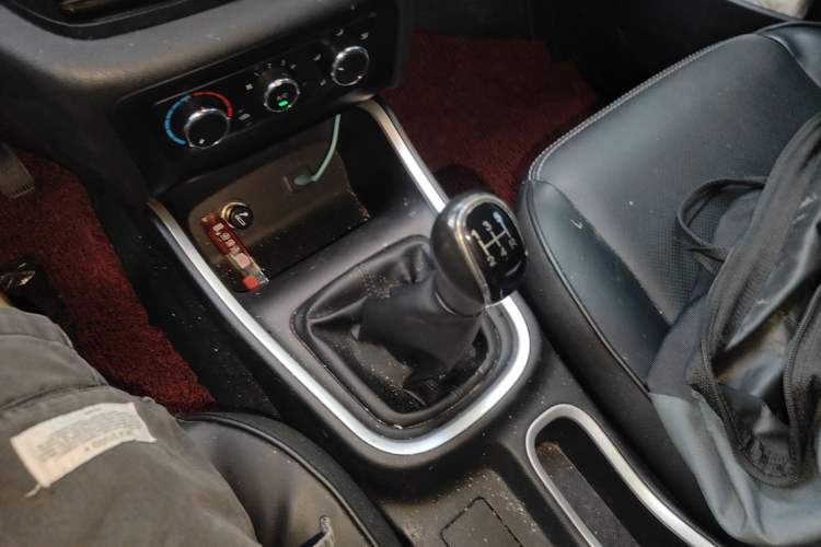 Used Jinbei Gold Hiace M Classic 2023 1.5L Travel Lion Passenger Vehicle 5/6/7 Seats
