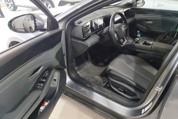 Used BYD Qin L 2025 DM-i Smart Drive 120KM Superior Model
