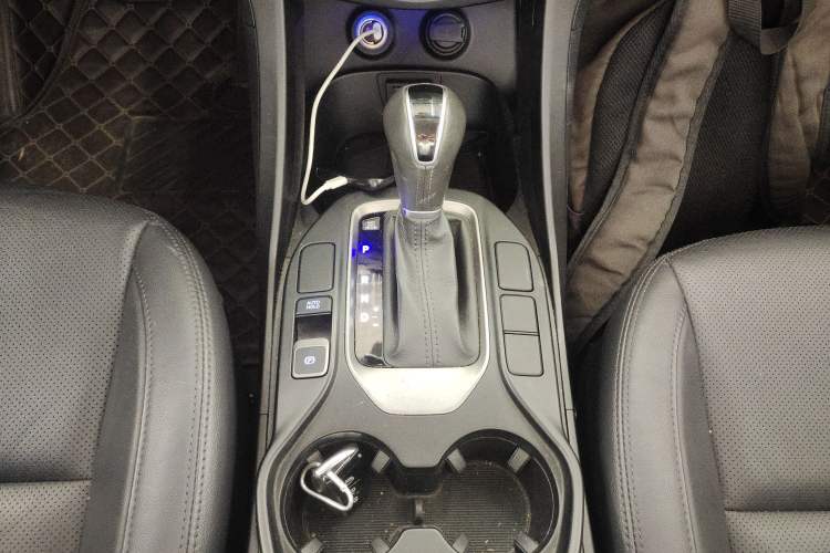 Used Hyundai Santa Fe 2015 2.0T Automatic Two-Wheel Drive Smart Version 5 Seats Gear Lever