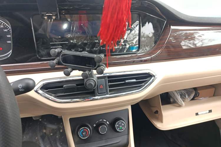 Used CHANGAN KUAYUE Xing V3 2023 1.5L Gasoline Luxury 6-Seater Passenger Vehicle Audio And AC Panel