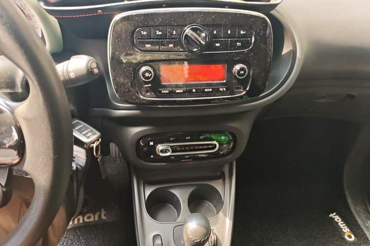 Used smart fortwo 2015 1.0L 52 kW hardtop Dynamic version Audio And AC Panel