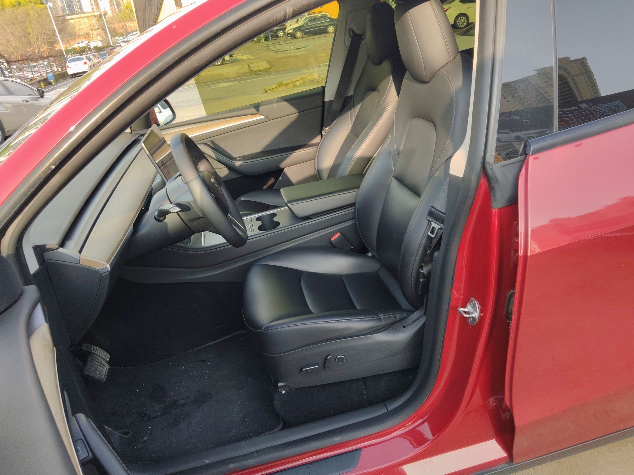 المقاعد الأمامية داخل السيارة