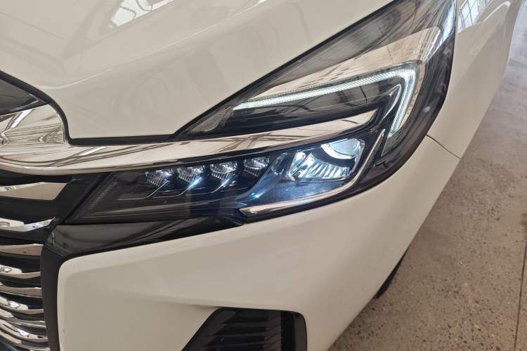 Used Buick GL8 2023 Facelifted Land Cruiser Executive Luxury Version