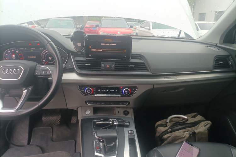 Used Audi Q5L 2018 40 TFSI Prestige Fashion Edition China VI Audio And AC Panel