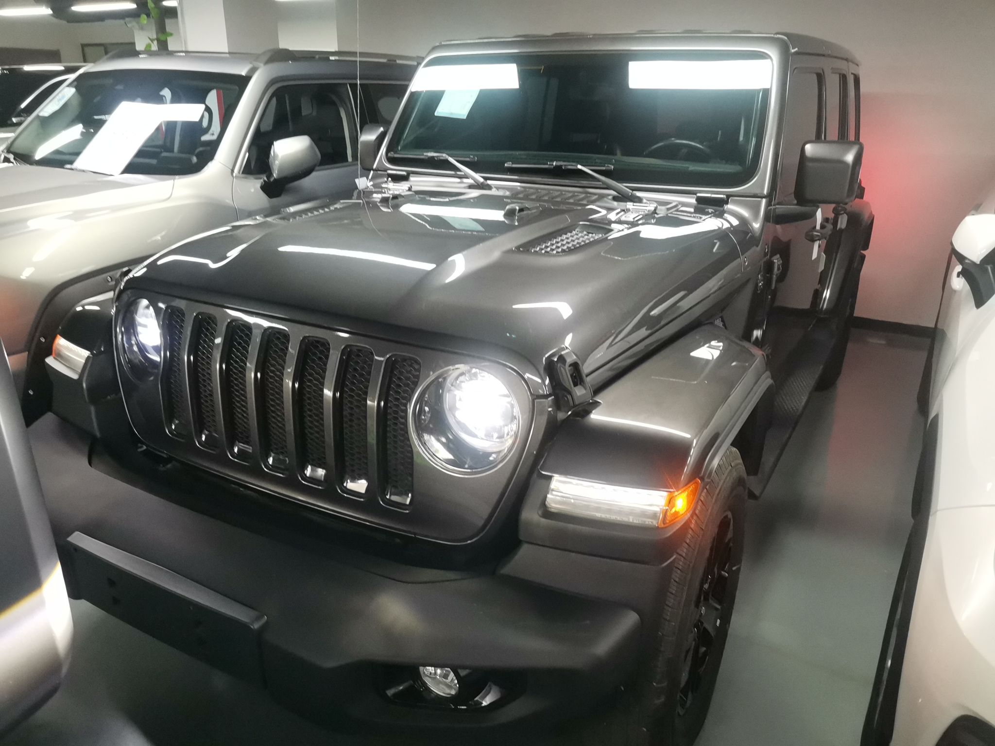 تحت مقدمة السيارة