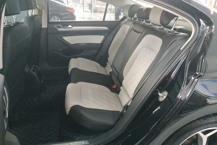 Used Volkswagen Magotan 2023 2 Million Units Commemorative Edition 330TSI DSG Luxury Version Left Rear Seat