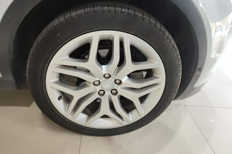 Used Land Rover Range Evoque 2017 2.0T HSE DYNAMIC All-Wheel Drive Edition Right Front Wheel Hub