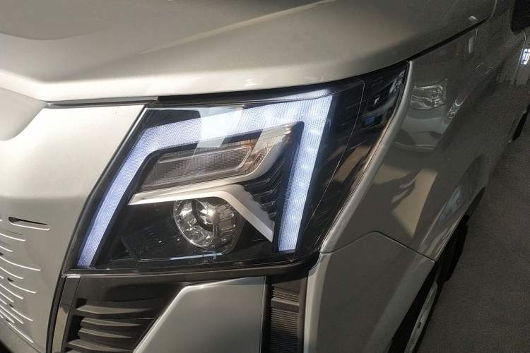 Used Dongfeng Yufeng Yufeng 2023 V9+ 2.0T Manual Front-Wheel-Drive Multi-Function Mid-Roof Van with 7/8/9 Seats
