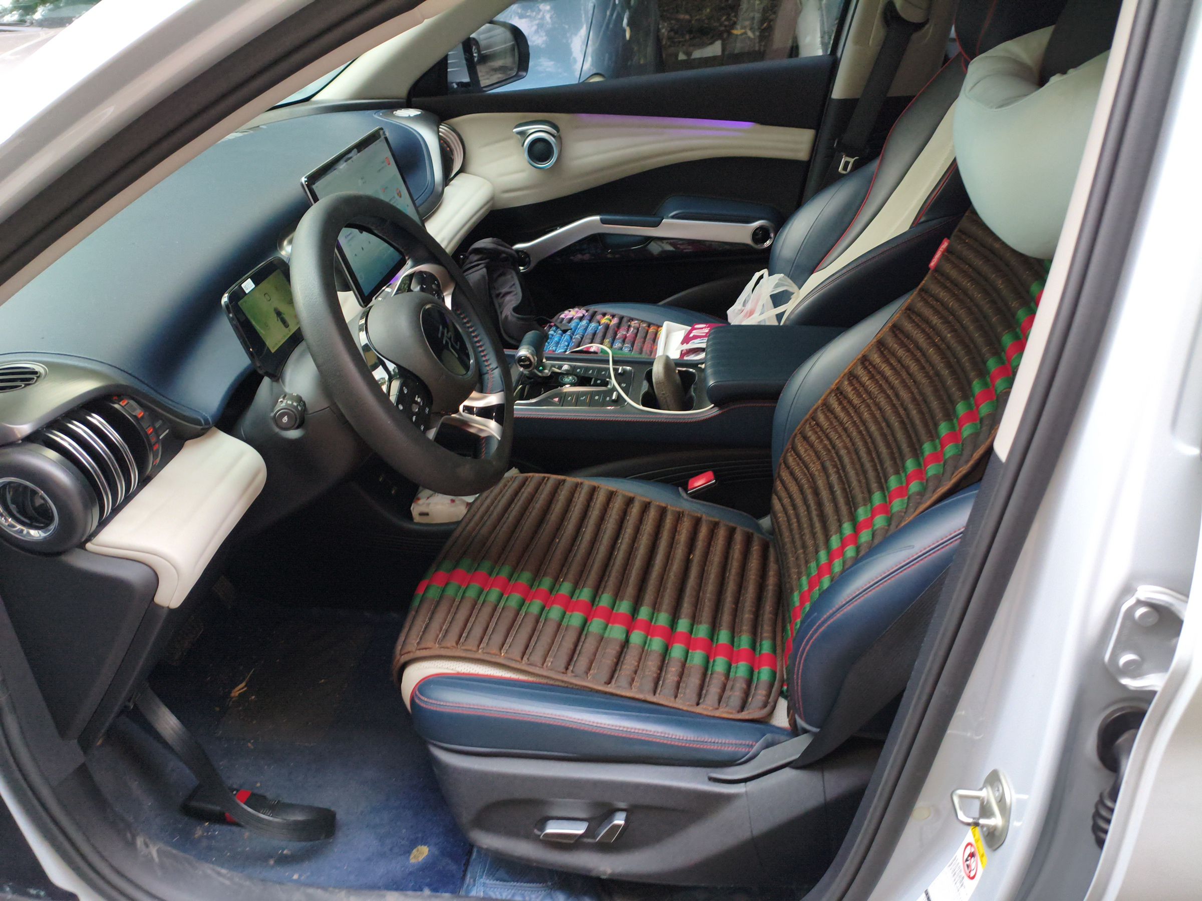 Переднее сиденье в автомобиле