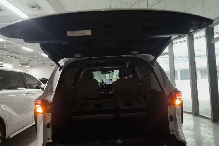 Used Toyota SIENNA 2023 2.5L Hybrid Luxury Edition Trunk