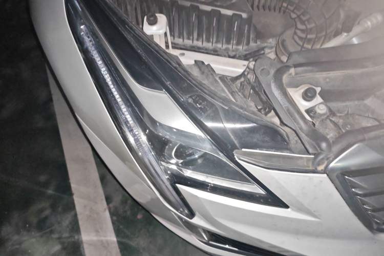 Used Cadillac XT5 2018 28E Four-Wheel Drive Tech Version Right Front Headlight