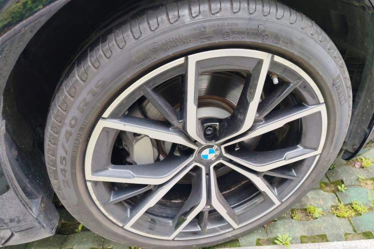 Used BMW 5 Series 2022 Second Facelift 530Li Luxury Version M Sport Package Right Front Wheel Hub