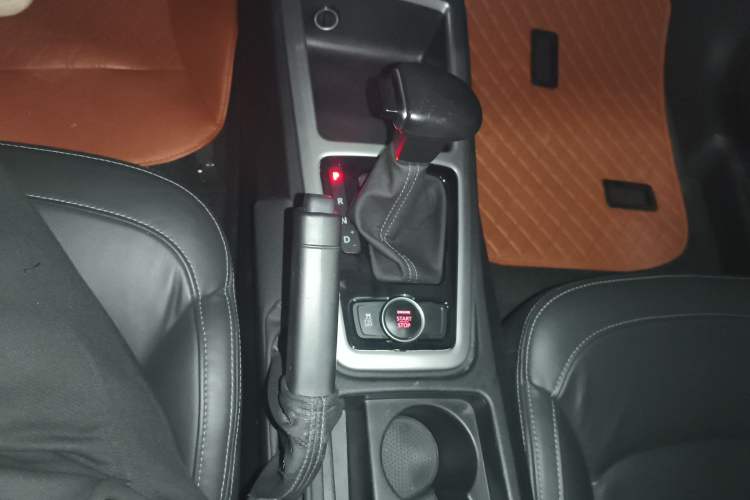 Used Qoros 3 2015 Urban SUV 1.6T Automatic – Dynamic Edition Enhanced Model Gear Lever