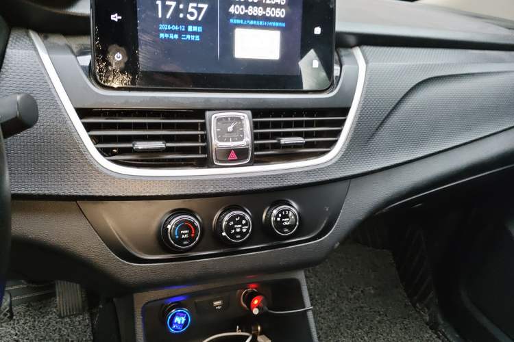 Used Baojun 730 2019 1.5L Manual Fashion Model 7-seater National V Audio And AC Panel