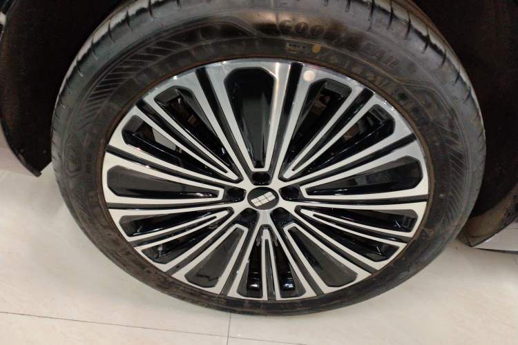 Used Geely Galaxy Galaxy M9 2025 Model 210km Four-Wheel-Drive Leading Edition
