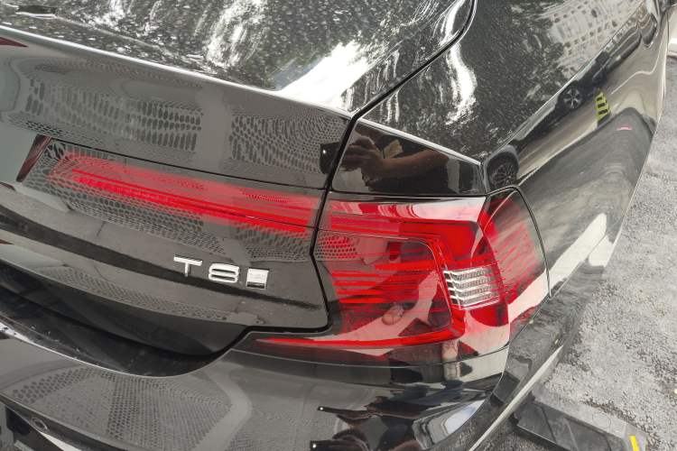 Used Volvo S90 New Energy 2025 Plug-in Hybrid Four-Wheel Drive Long-Range Zhiyi Luxury Edition Right Rear Taillight