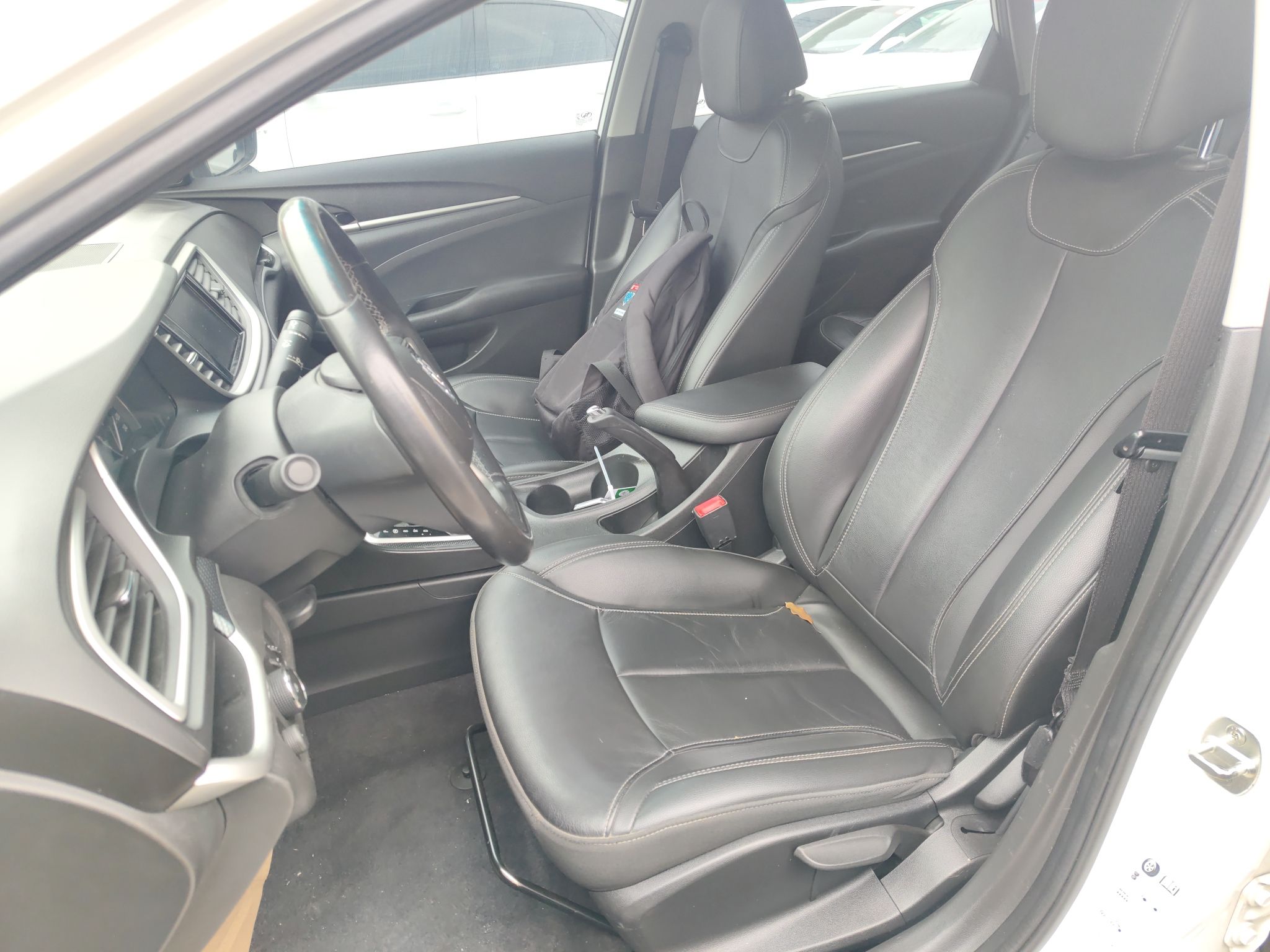 Переднее сиденье в автомобиле