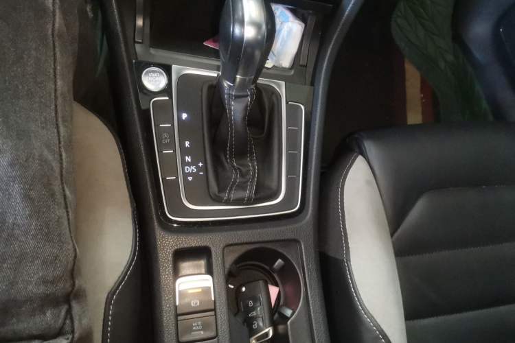 Used Volkswagen Golf 2020 Charming Edition 280TSI DSG R-Line Gear Lever