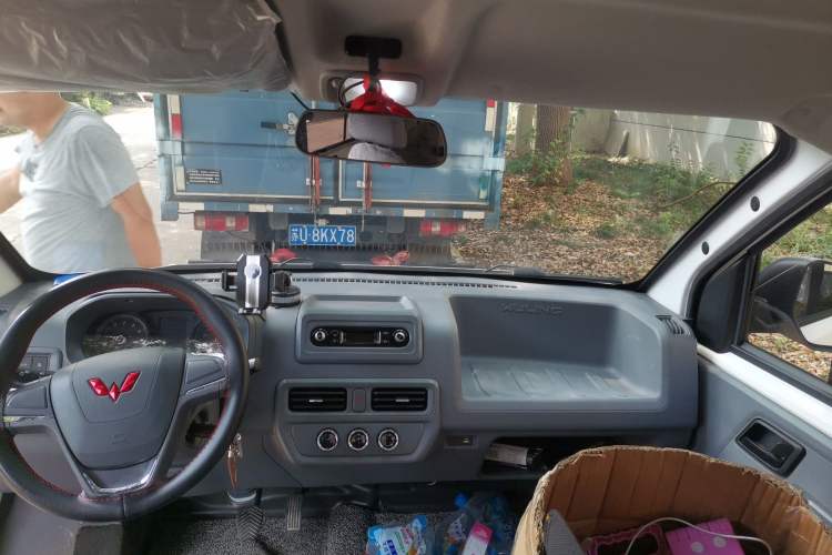 Used Wuling Yangguang 2024 300KM Comfort Version Passenger Van 75kW Headliner