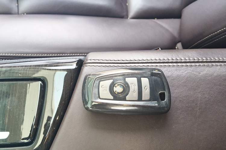 Used BMW 5 Series 2014 525Li Luxury Design Package Interior 1