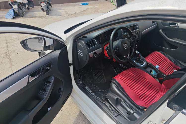 Used Volkswagen Sagitar 2013 1.4 TSI BlueMotion Edition Driver Seat