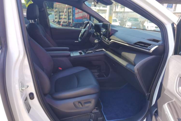 Used Toyota Sienna 2023 2.5L Hybrid Deluxe Edition
