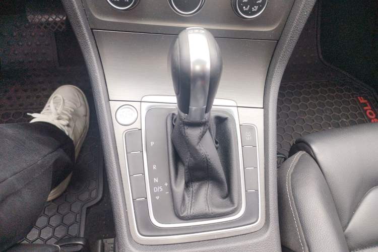 Used Volkswagen Golf 2015 1.4TSI Automatic Luxury Model Gear Lever