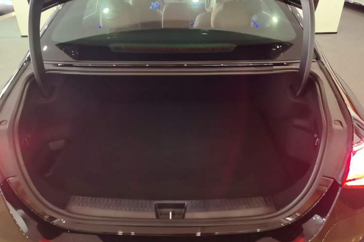 Used Mercedes-Benz E-Class New Energy 2024 E 350 e L Plug-in Hybrid Sedan Trunk