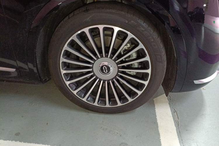 Used Hima AITO M8 2025 Model, Pure Electric Max+ Six-Seat Long-Range Version Right Front Wheel Hub