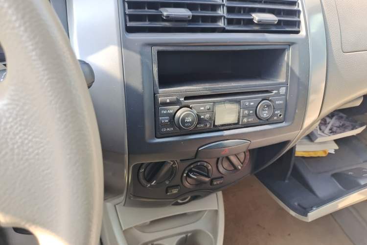 Used Nissan Livina 2010 Jingyue Edition 1.6L Manual All-Around Model
