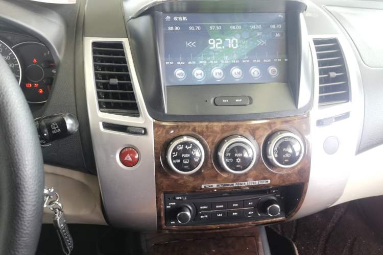 Used Mitsubishi Pajero Sport 2013 3.0L Automatic Two-Wheel Drive Luxury Edition Audio And AC Panel