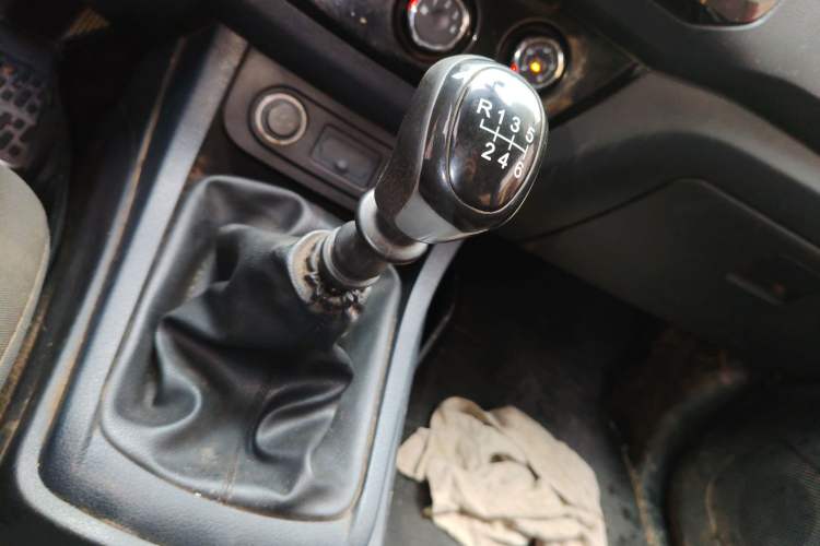 Used Isuzu JLM 2018 2.5T Two-Wheel Drive Diesel Luxury Version with Extended Cargo Bed JE4D25Q5A Gear Lever