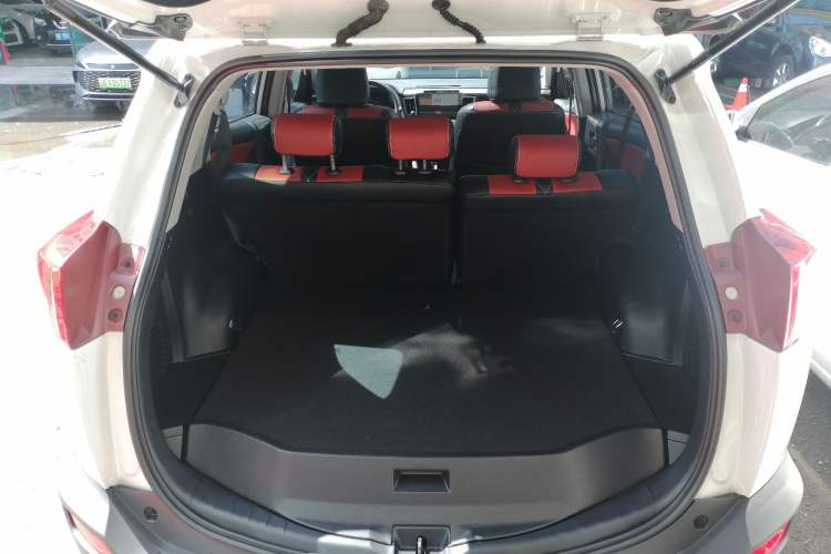 Used Toyota RAV4 2015 2.0L CVT Two-Wheel Drive Fashion Edition Trunk