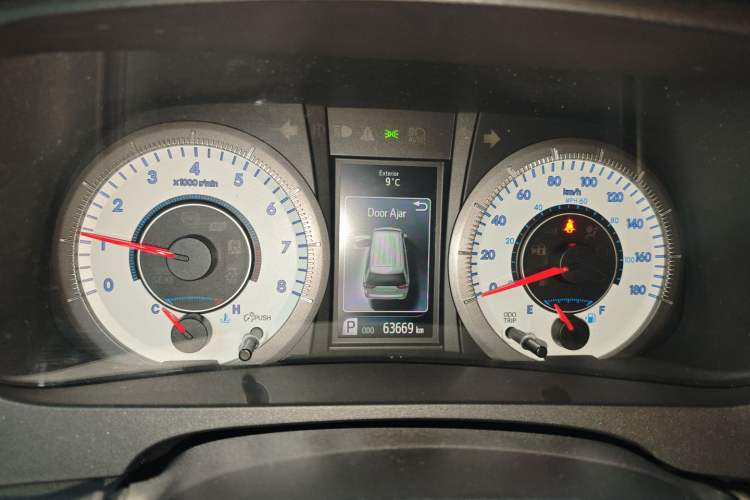 Used Toyota Sienna 2018 3.5L Two-Wheel Drive SE U.S. Specification