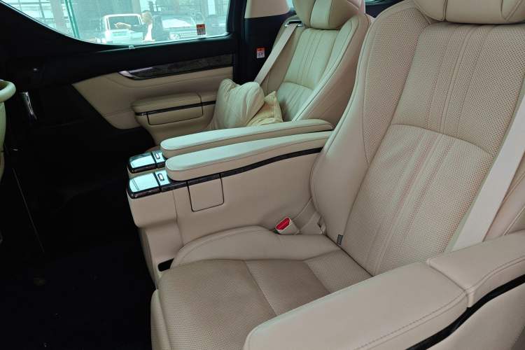 Used Toyota Vellfire 2023 Crown Dual-Engine 2.5L HV Ultimate Edition Left Rear Seat