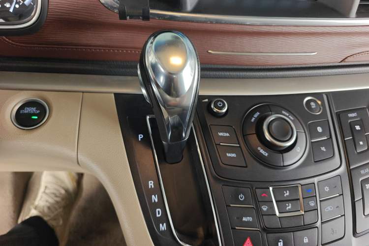 Used Buick GL8 2018 28T Luxury Model China VI Standard Gear Lever