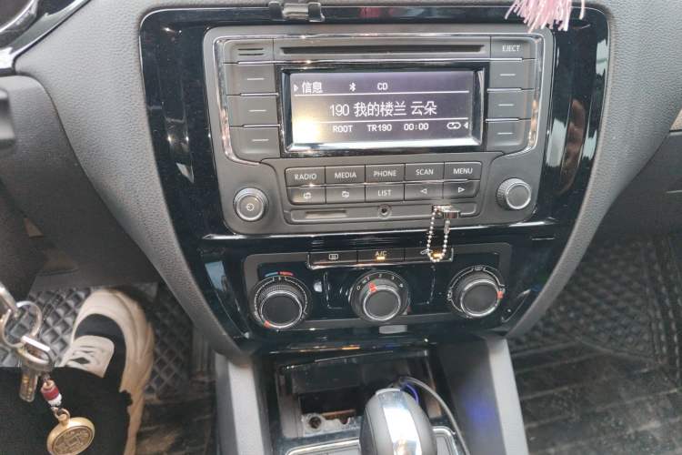 Used Volkswagen Sagitar 2015 1.6L Automatic Comfort Model
